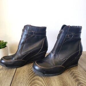 BLONDO leather aqua protect  front zip wedge booties. Size 8.5 🇨🇦
